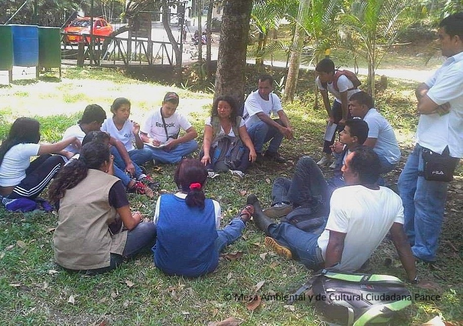 Grupo de personas sentadas en círculo conversando